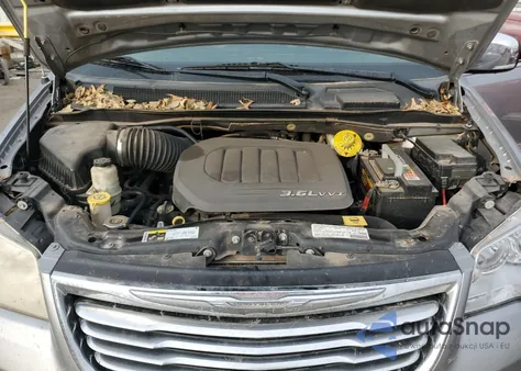 2013 Chrysler Town & Country Limited z USA, uszkodzony, nr VIN 2C4RC1GG6DR770190